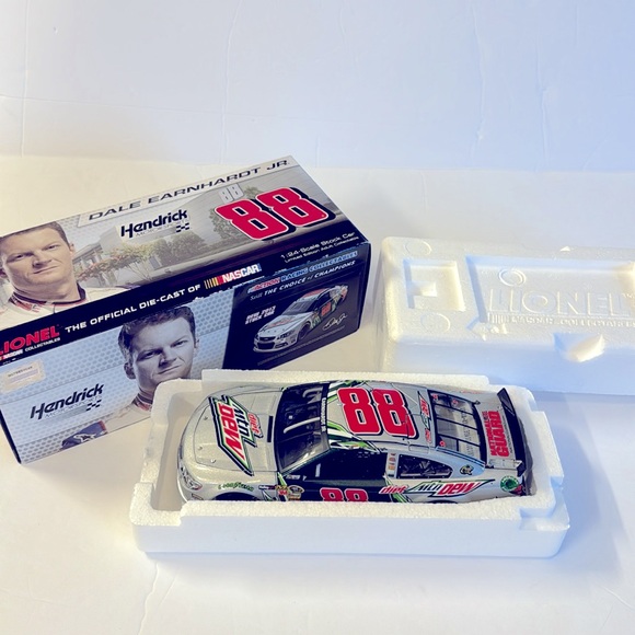 Dale Earnhardt Jr #88 Lionel NASCAR 1:24 Scale - Picture 1 of 14